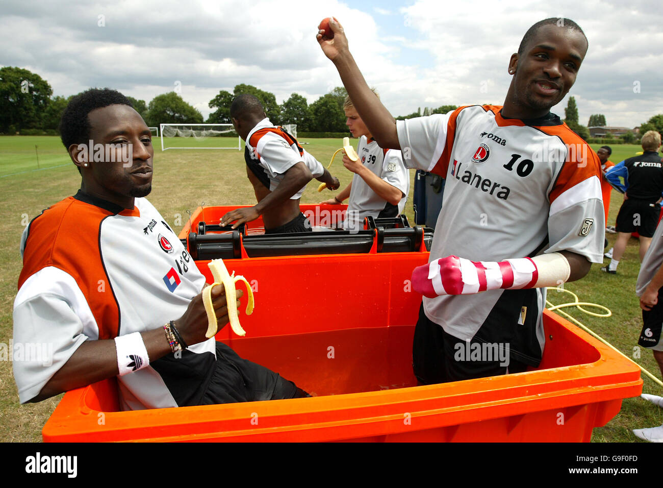 Soccer - FA Barclays Premiership - Charlton Athletic Training - Sparrows Lane.De gauche à droite : Jason Euell, Myles Weston, Rurik Gislason et Darren Bent de Charlton Athletic apprécient les bains de glace après l'entraînement Banque D'Images