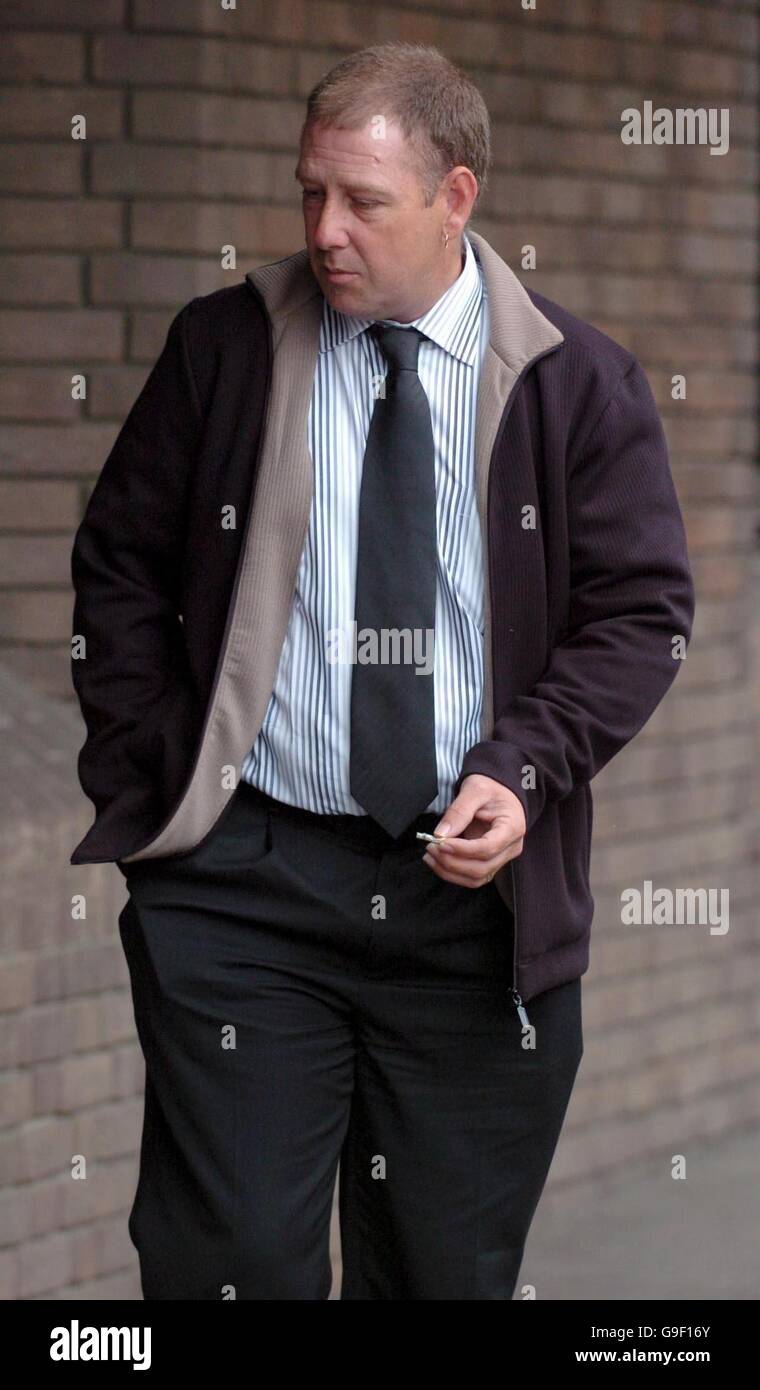 Desmond Fenton, 42, de Frinton and sur mer, arrive au Tribunal de la Couronne de Chelmsford Chelmsford, Essex. ASSOCIATION DE PRESSE Photo Photo date : mercredi 9 août 2006. Rebecca Fenton est mort après avoir été éjecté de son père Desmond's "puissants" machine à Colchester, Essex, en juillet 2004, un jury a entendu hier. Voir tribunaux Histoire PA fille. Crédit photo doit se lire : Chris Radburn/PA Banque D'Images