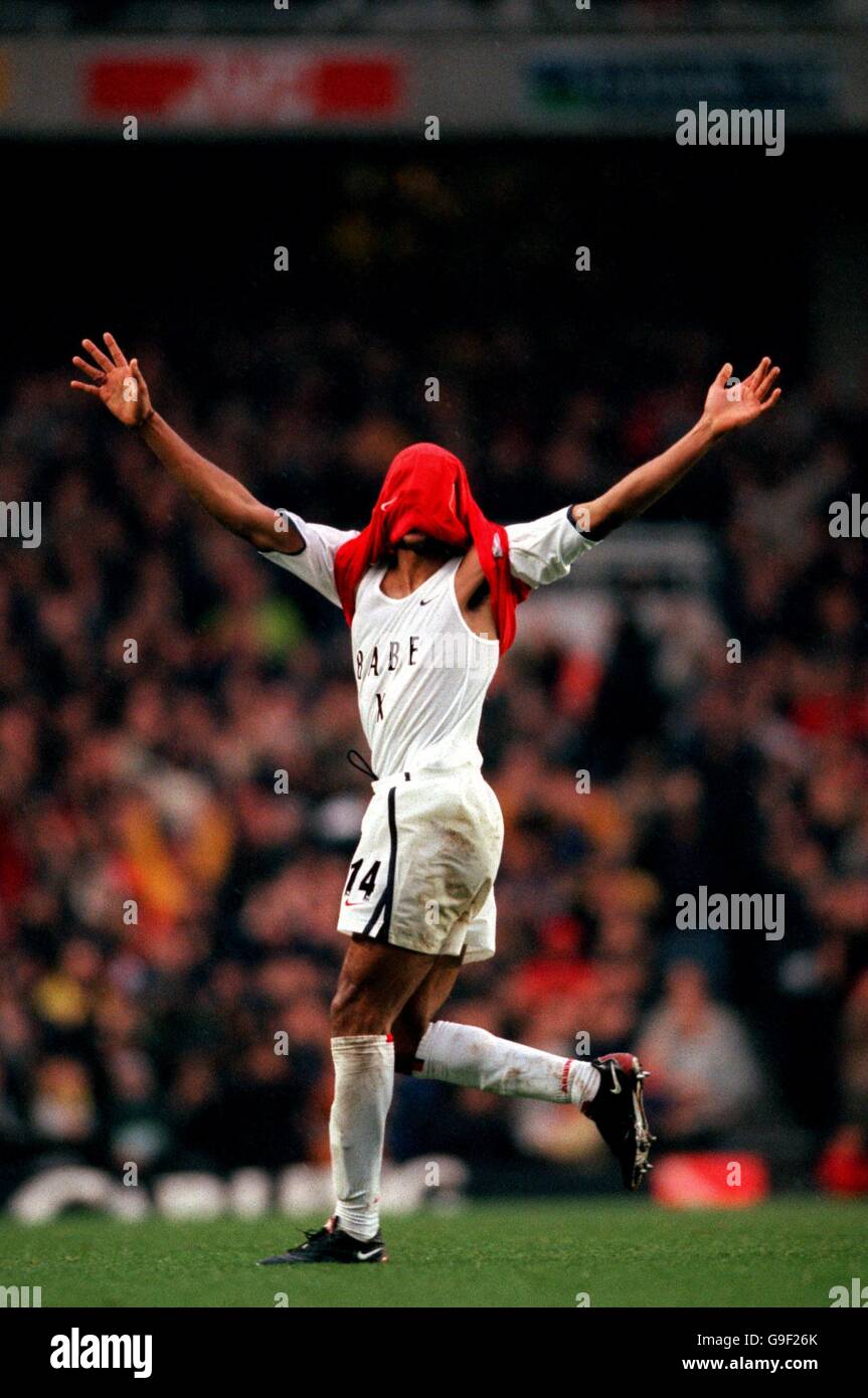 Thierry Henry, d'Arsenal, célèbre son maillot au-dessus de sa tête marquant  le 5e but de la journée de son côté Photo Stock - Alamy