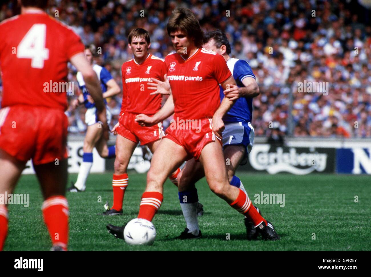 Football - finale de la coupe FA - Everton contre Liverpool.Jan Molby (l), de Liverpool, protège le ballon contre Peter Reid (r), d'Everton. Banque D'Images