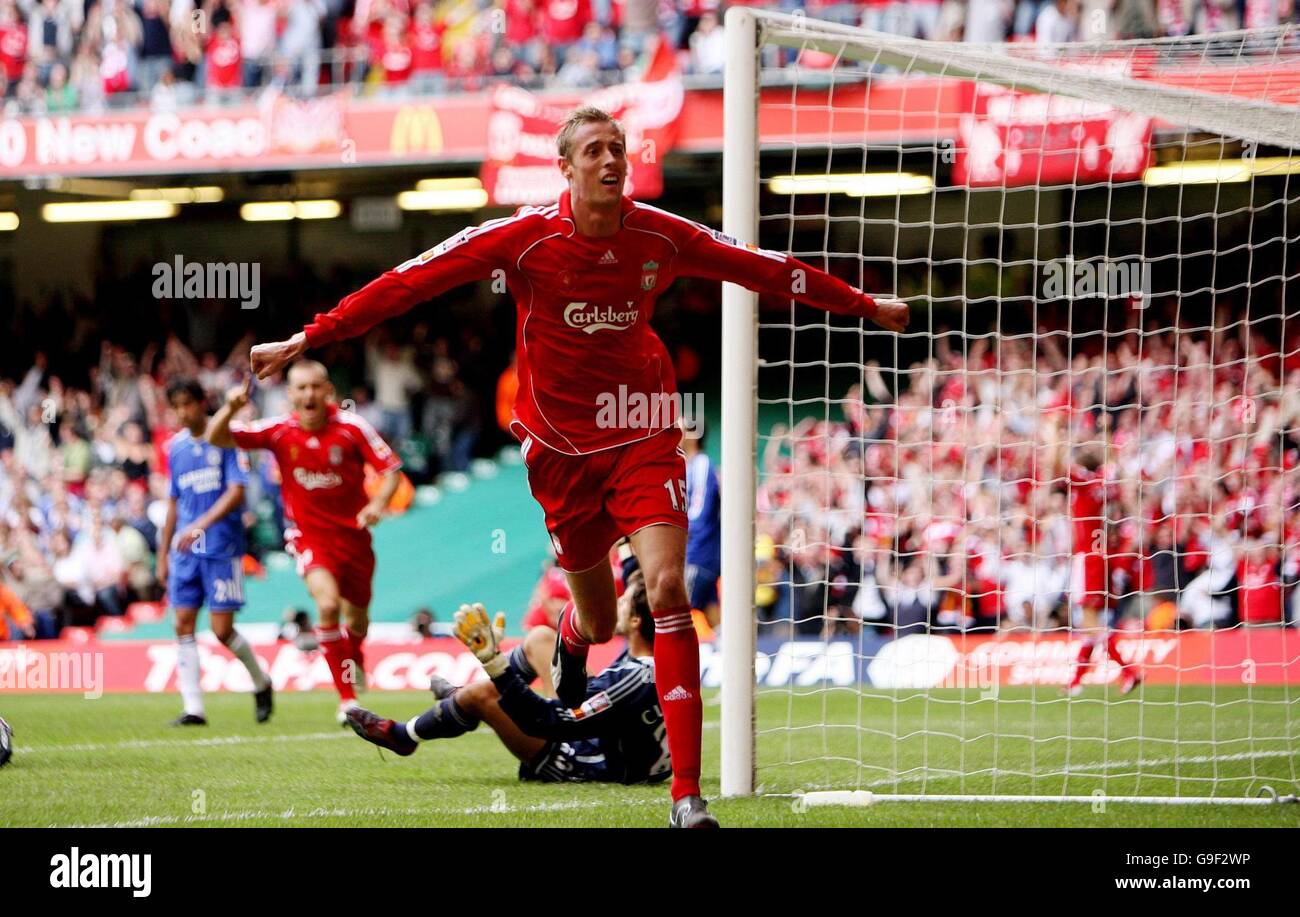 Peter Crouch, de Liverpool, célèbre ses scores contre Chelsea lors du FA Community Shield au Millennium Stadium, à Cardiff. Banque D'Images Peter Crouch, de Liverpool, célèbre ses scores contre Chelsea lors du FA Community Shield au Millennium Stadium, à Cardiff. Banque D'Images