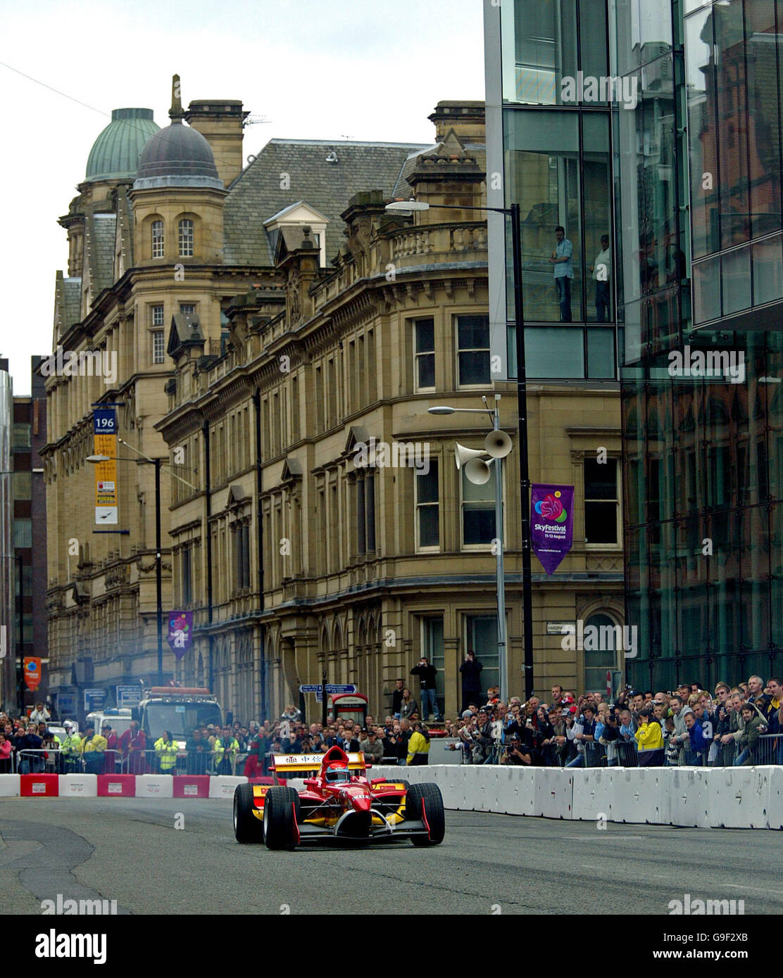 Le chinois Tengyi Jiang lance sa voiture sur Deansgate pendant le A1 GP Street démonstration à Manchester Banque D'Images