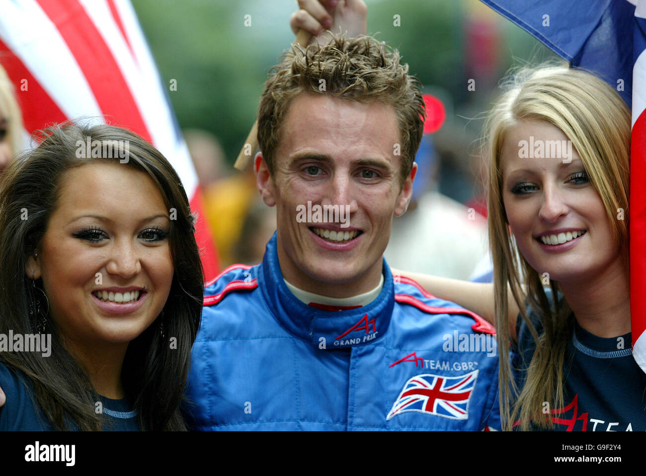 Robbie Kerr, en Grande-Bretagne, pose avec quelques puits Lane filles avant la manifestation de rue A1 GP à Manchester Banque D'Images