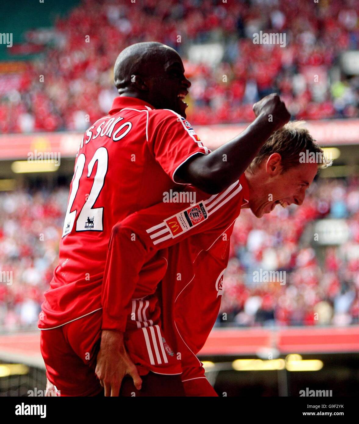 Peter Crouch, de Liverpool, célèbre ses scores contre Chelsea avec Mohamed Sissoko lors du FA Community Shield au Millennium Stadium de Cardiff. Banque D'Images Peter Crouch, de Liverpool, célèbre ses scores contre Chelsea avec Mohamed Sissoko lors du FA Community Shield au Millennium Stadium de Cardiff. Banque D'Images