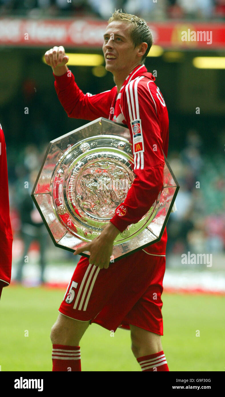 Football - FA Community Shield - Chelsea / Liverpool - Millennium Stadium.Peter Crouch de Liverpool éternue avec le trophée. Banque D'Images Football - FA Community Shield - Chelsea / Liverpool - Millennium Stadium.Peter Crouch de Liverpool éternue avec le trophée. Banque D'Images
