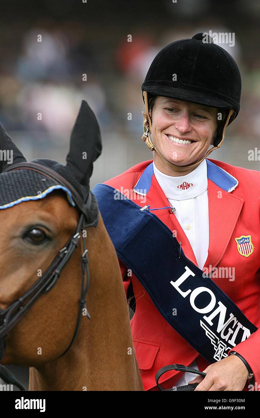 Molly Ashe, des États-Unis, sourit après une ronde claire lors du Grand Prix international d'Irlande de Longines au Failte Ireland Dublin Horseshow à Dublin. Banque D'Images