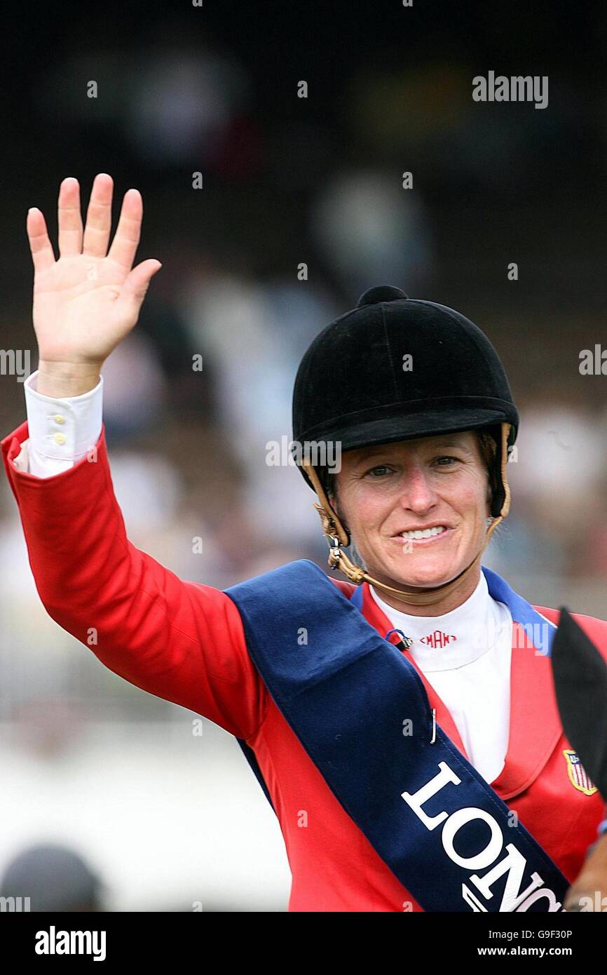 Molly Ashe, des États-Unis, se défait devant la foule après une ronde claire lors du Grand Prix international d'Irlande de Longines au Failte Ireland Dublin Horseshow à Dublin. Banque D'Images