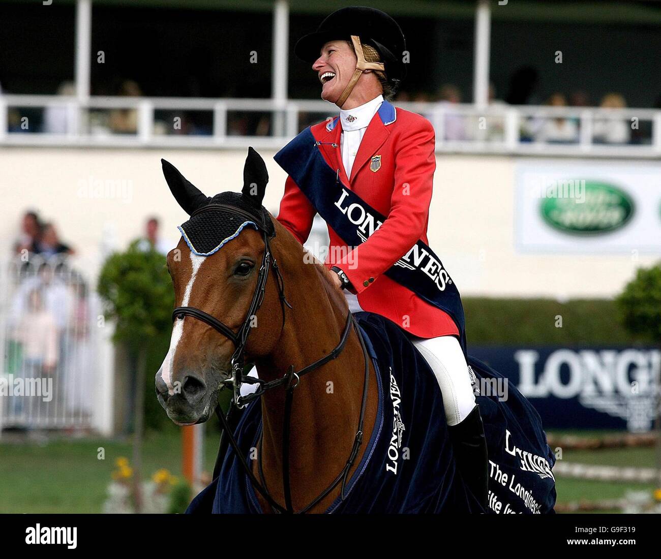 Molly Ashe, des États-Unis, sourit après avoir remporté le Grand Prix international d'Irlande de Longines au Failte Ireland Dublin Horseshow à Dublin. Banque D'Images
