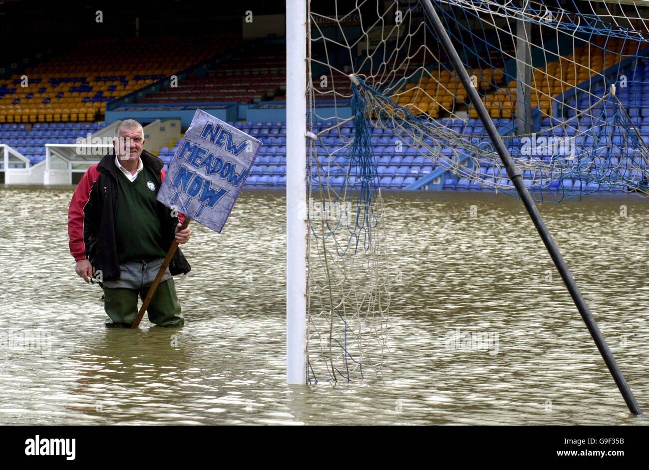 Brian Perry, homme de terrain de Shrewsbury Town, soutient un nouveau stade au gay Meadow, stade du Shrewsbury Town football Club, lors des inondations dans la ville du comté de Shropshire Banque D'Images