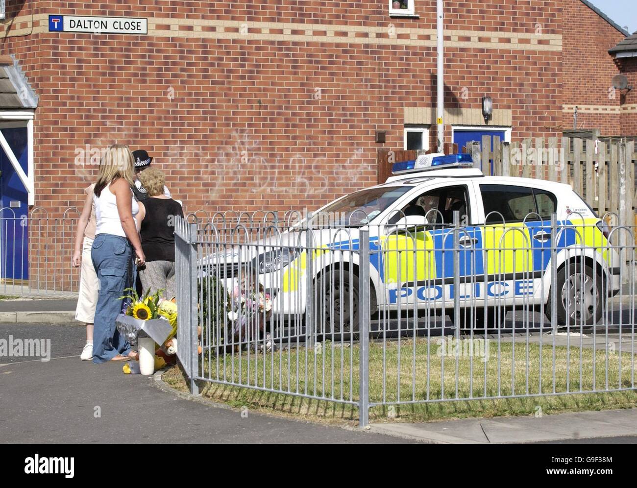 La police et les passants à la jonction de Dalton Close et de la rue Billinge à Blackburn, dans le Lancashire, où une fillette de six ans a été tuée jeudi soir dans un accident à coups et à coups, tout en jouant dans la rue. Banque D'Images