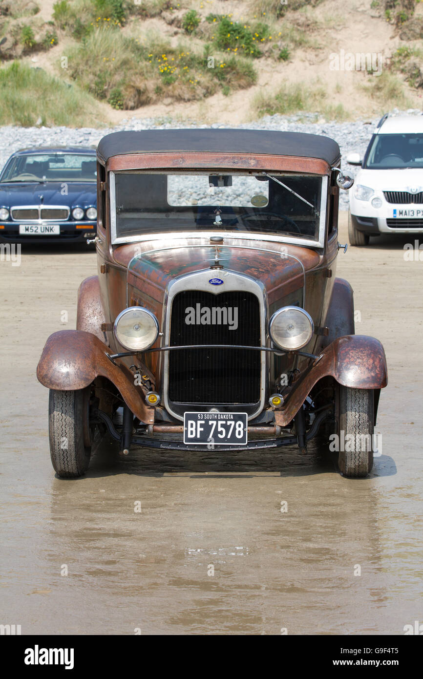 Classic American car prises en format vertical au cours d'une exposition de voitures anciennes tenue à Pendine, Pembrokeshire, Pays de Galles. Banque D'Images
