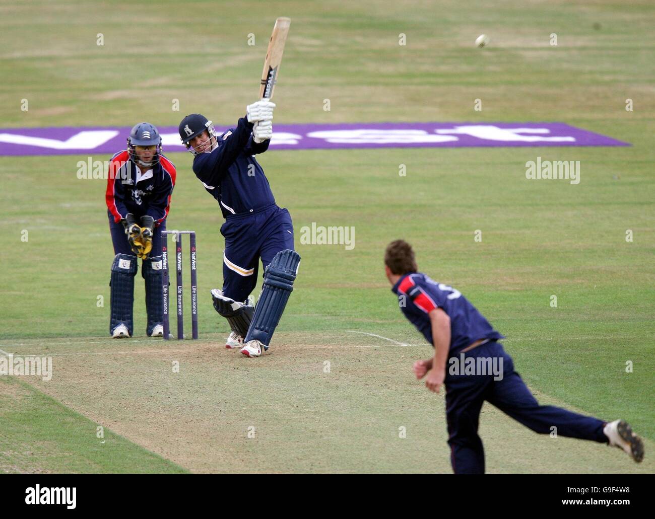 Le Heath Streak de Warwickshire 'trous dehors' du bowling de Chad Keegan de Middlesex pour 16 pendant le NatWest Pro40 League, Division One Match à Edgbaston, Birmingham. Banque D'Images