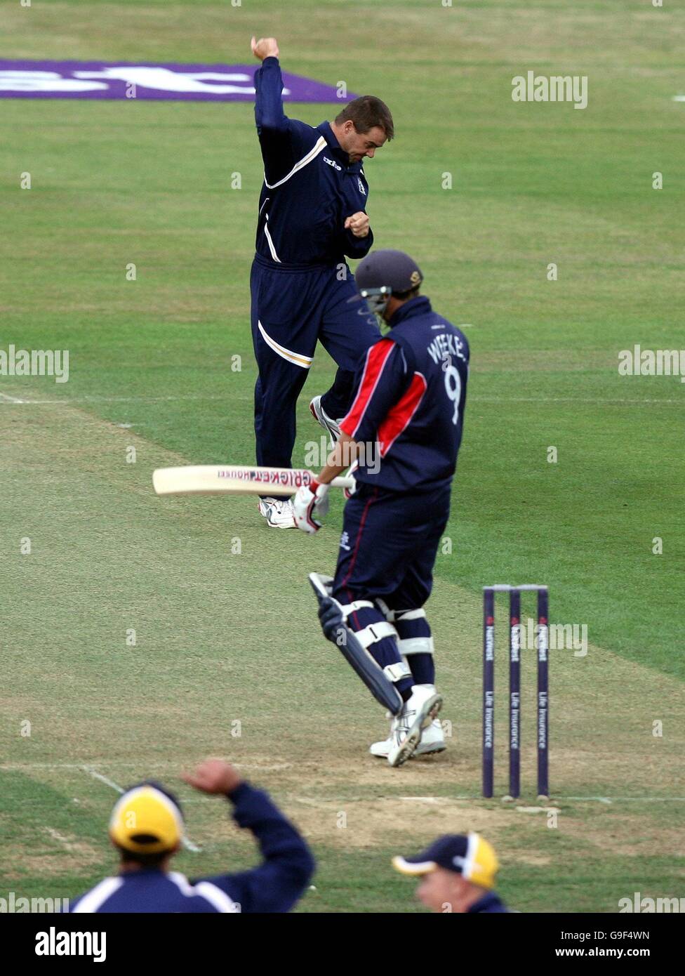 Heath Streak (haut) de Warwickshire célèbre Paul Weekes de Middlesex pour 0 pendant le match de division One de NatWest Pro40 League à Edgbaston, Birmingham. Banque D'Images