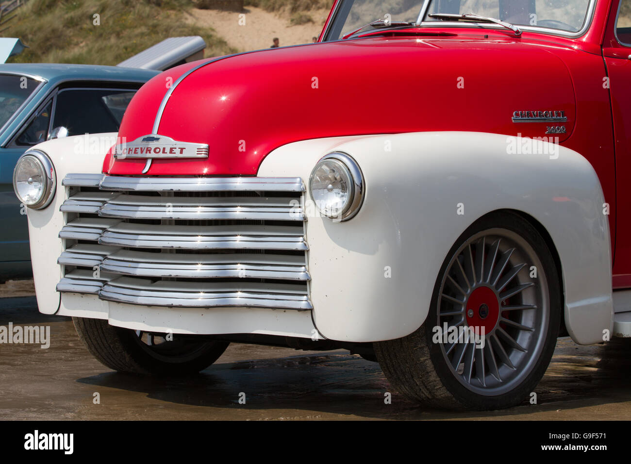 Rouge et blanc classique à un camion américain Vintage rally car show s'est tenue à Pendine au Pays de Galles. Banque D'Images