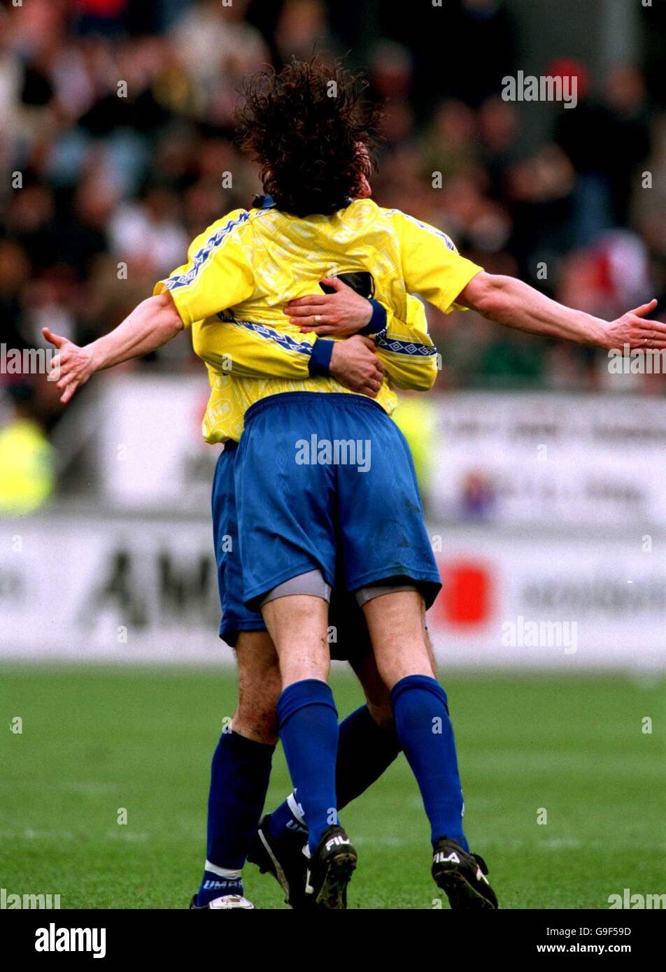 Leonard van Utrecht de Cambuur Leeuwarden s'effondre dans les bras de Coéquipier Kenan Durmusoglu (caché) pour célébrer le but d'ouverture Banque D'Images