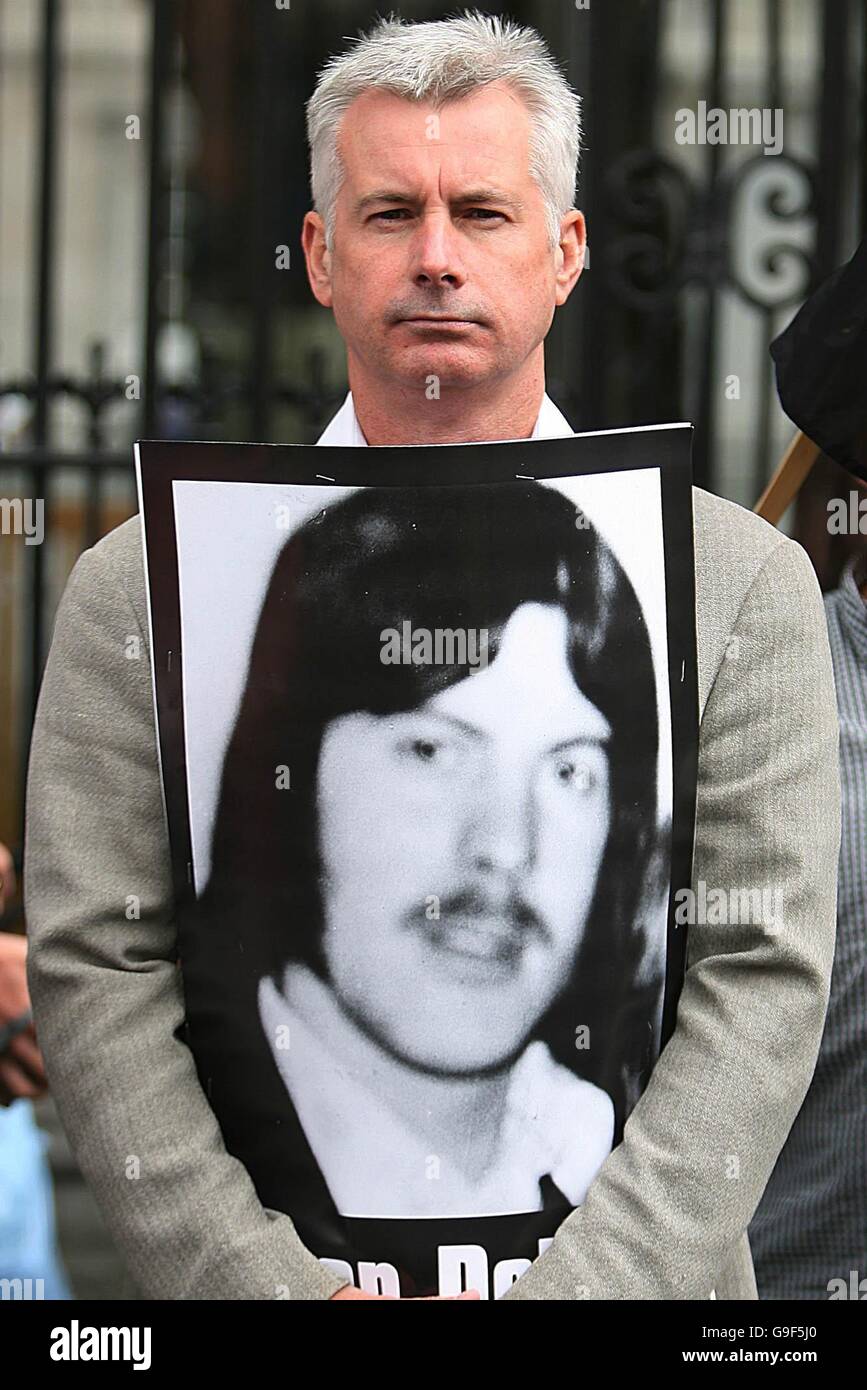 Sinn Fein TD Sean Crowe tient une photo de l'attaquant de la faim Kieran Doherty de l'IRA devant le Parlement irlandais à l'occasion du 25e anniversaire de sa mort. Banque D'Images