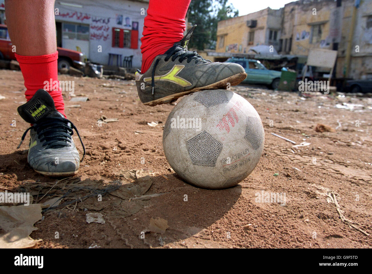 Enfants jouant au football dans le camp de réfugiés de Chattila, Beyrouth, Liban. Le peuple libanais s'est enfui de ses foyers quand Isreal a bombardé sa communauté en 1982. Banque D'Images