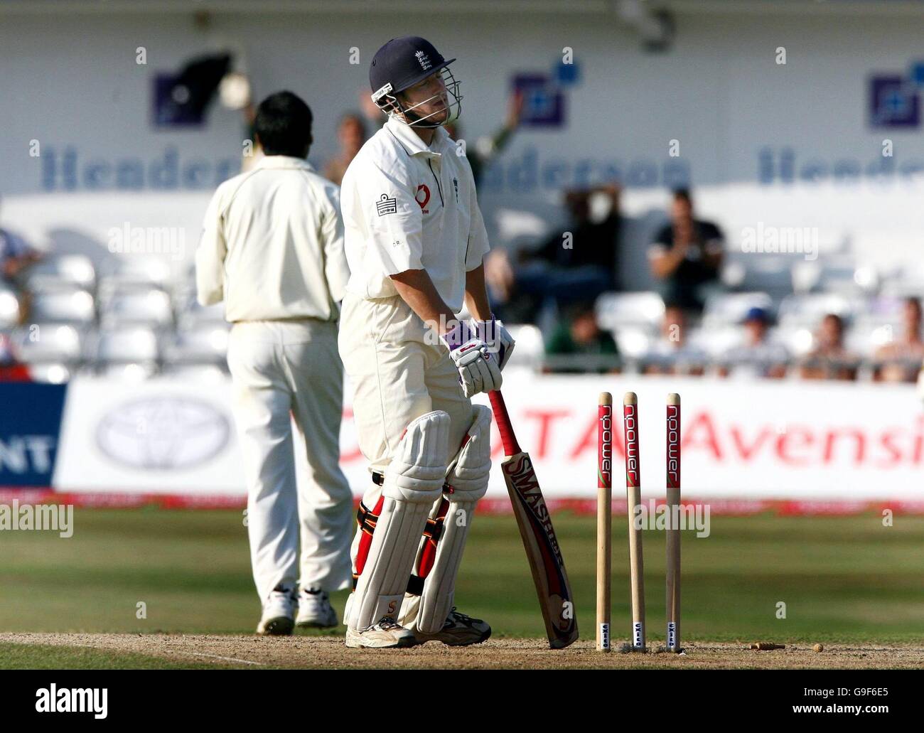 Chris Read d'Angleterre montre son rejet après avoir perdu son cricket pendant le quatrième jour du troisième match de npower Test à Headingley, Leeds. Banque D'Images