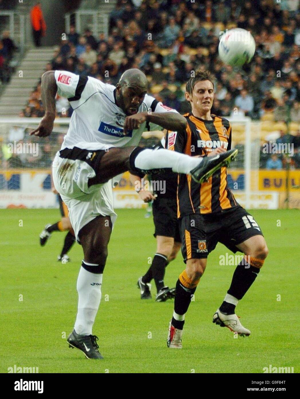 Darren Moore, du comté de Derby (à gauche), se dissipe sous la pression de Darryl Duffy, de Hull City, lors du match de championnat Coca-Cola au Kingston Communications Stadium, à Hull. Banque D'Images