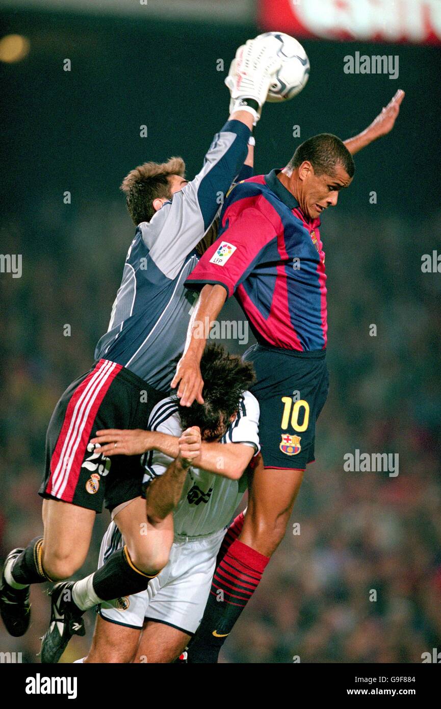 Le gardien de but du Real Madrid Iker Casillas (l) revendique la balle ci-dessus Coéquipier Aitor Karanka (c) et Rivaldo (r) de Barcelone Banque D'Images