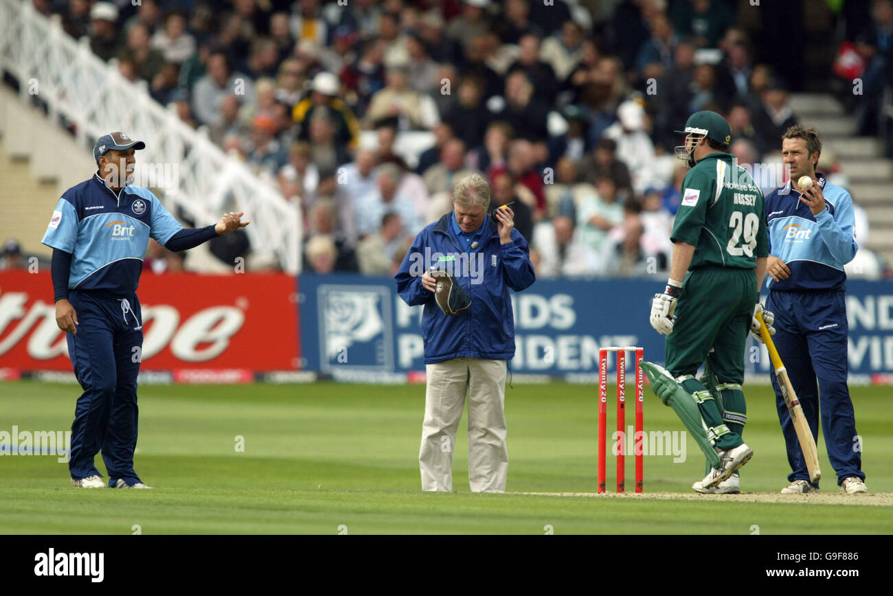 Mark Butcher, capitaine de Surrey Brown Caps, donne des instructions à Iain Salisbury lors de leur match contre les Outlaws du Nottinghamshire. Banque D'Images