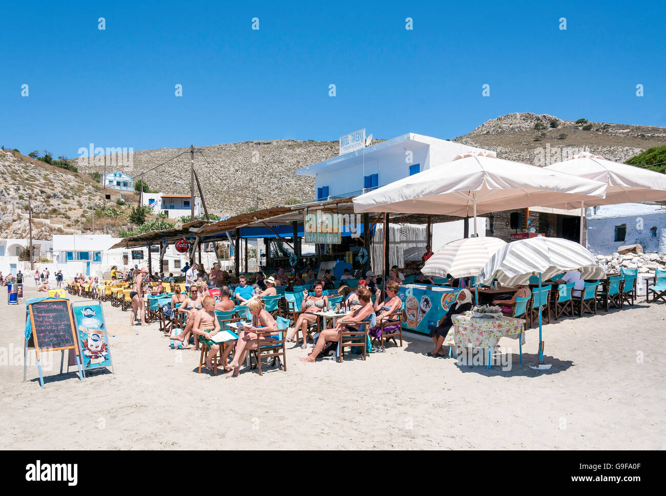 Coucher du soleil sur la plage, une taverne Pserimos Ville, Pserimos, le Dodécanèse, Grèce, région sud de la Mer Egée Banque D'Images Coucher du soleil sur la plage, une taverne Pserimos Ville, Pserimos, le Dodécanèse, Grèce, région sud de la Mer Egée Banque D'Images