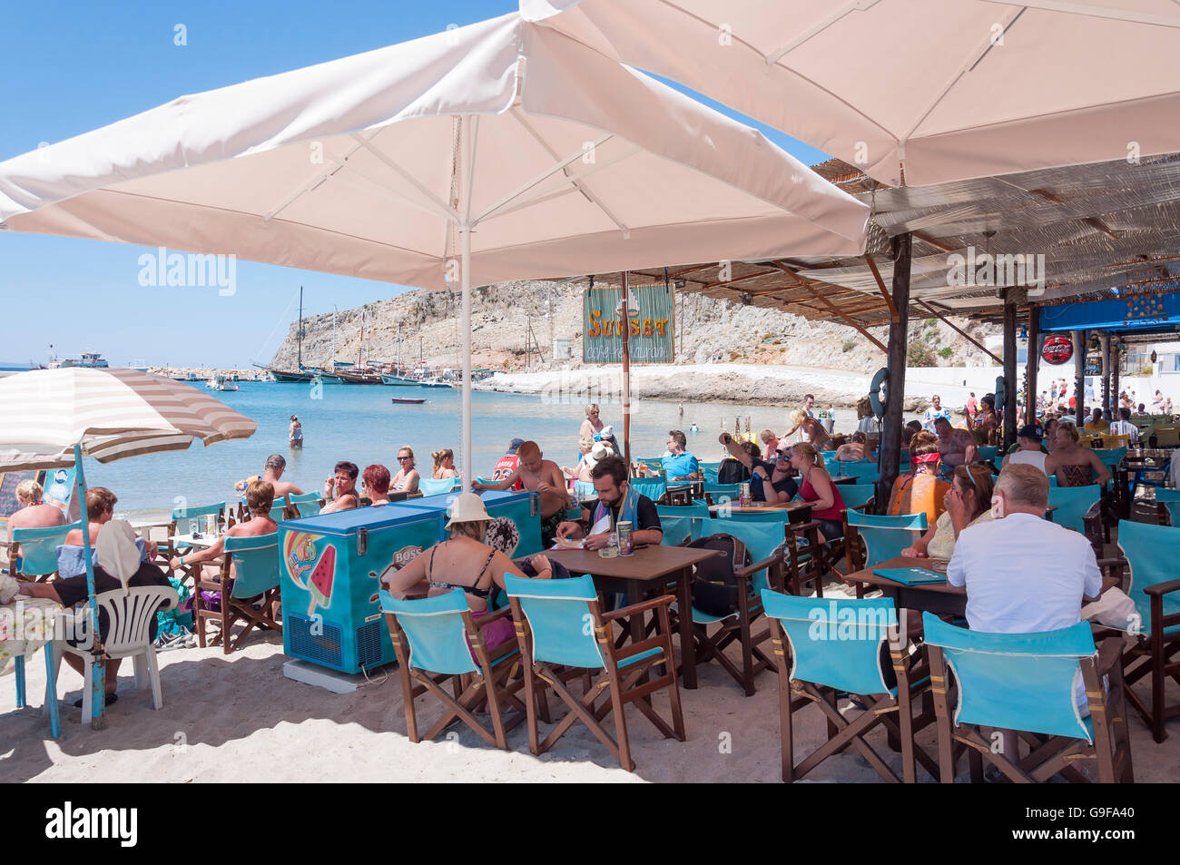 Coucher du soleil sur la plage, une taverne Pserimos Ville, Pserimos, le Dodécanèse, Grèce, région sud de la Mer Egée Banque D'Images Coucher du soleil sur la plage, une taverne Pserimos Ville, Pserimos, le Dodécanèse, Grèce, région sud de la Mer Egée Banque D'Images