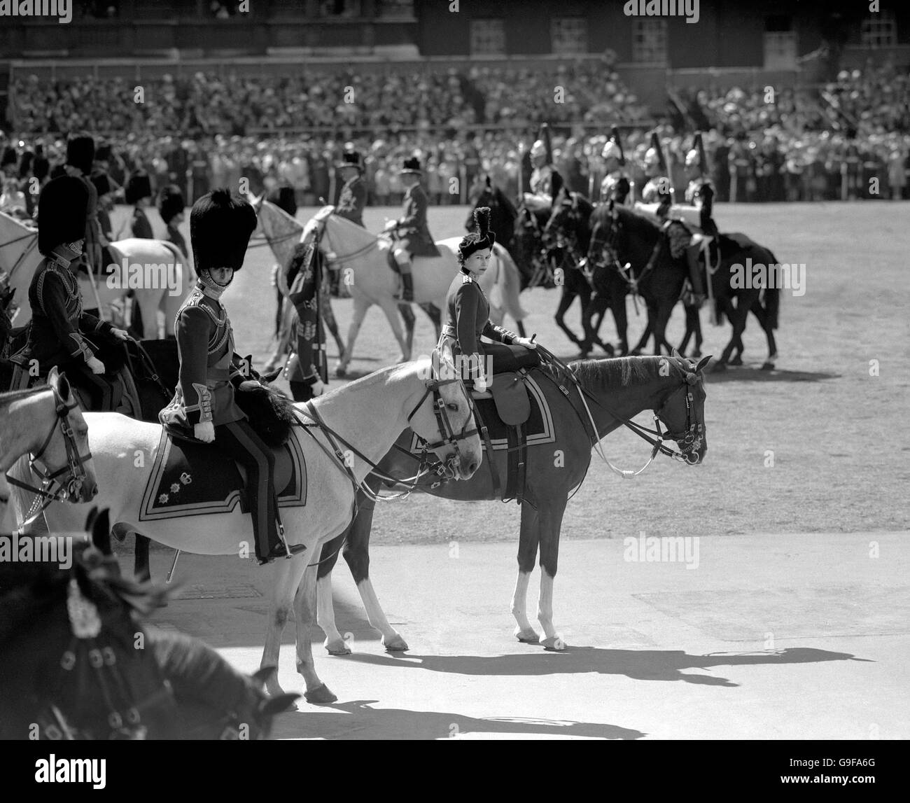 Le regard de la reine Elizabeth II et du duc d'Édimbourg (à cheval gris) à la cérémonie de Trooping la couleur en l'honneur de l'anniversaire officiel de la reine à l'occasion de la parade des gardes à cheval, Londres. Banque D'Images