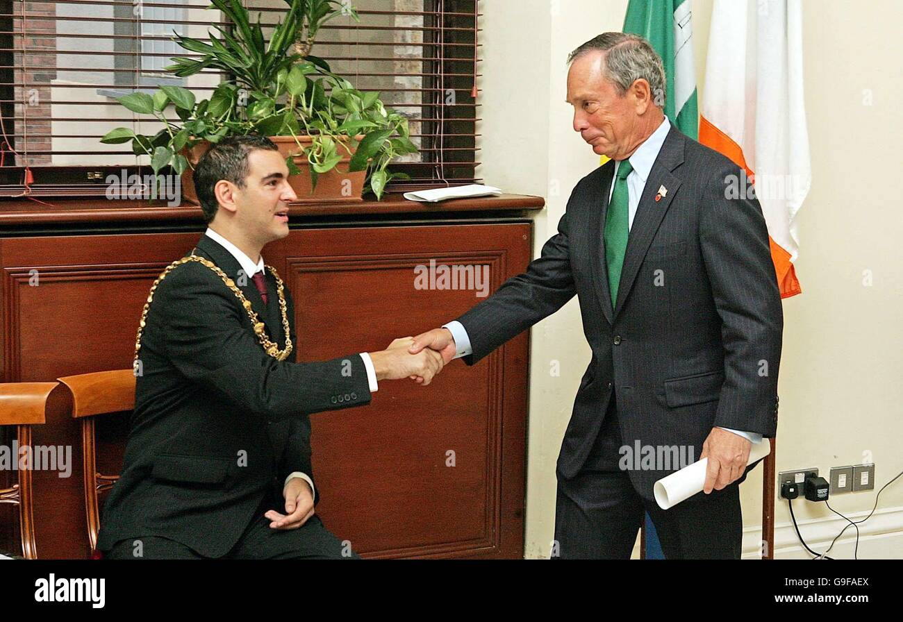 Le maire de New York, Michael Bloomberg (à droite), est accueilli par le maire de Sligo Cllr. Tom McSharry à son arrivée à l'hôtel de ville de Sligo, à Sligo, aujourd'hui. Le maire Bloomberg s'est rendu dans le petit village de Ballymote, comté de Sligo, pour le dévoilement d'un monument au 69e régiment de combat. Banque D'Images