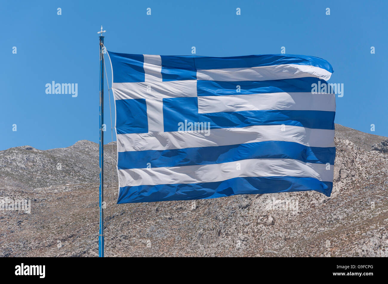 Greek National drapeau à port, Pothia (Pothaia), Kalymnos, Dodecanese, Région de l'Egée du Sud, Grèce Banque D'Images