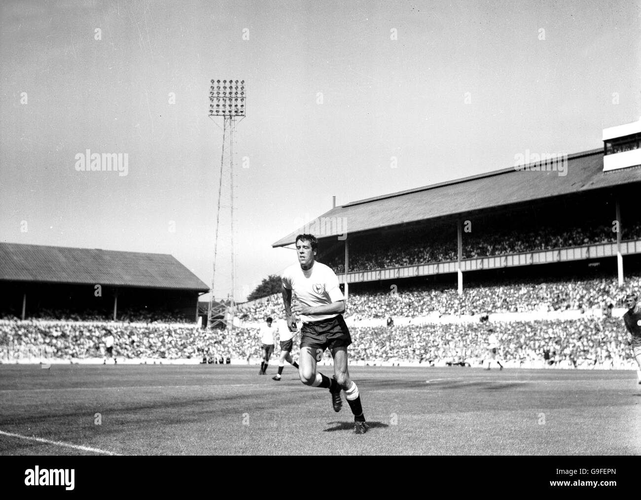 Football - football League Division One - Tottenham Hotspur v Leeds United. Mike England, Tottenham Hotspur Banque D'Images