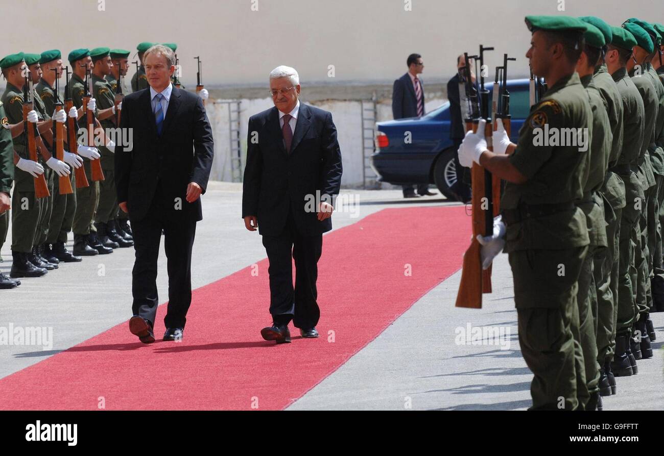 Le Premier ministre britannique Tony Blair (à gauche) avec le président palestinien Mahmoud Abbas qu'ils passent devant une garde d'honneur des forces de sécurité palestiniennes dans le complexe présidentiel à Ramallah, Cisjordanie . Banque D'Images