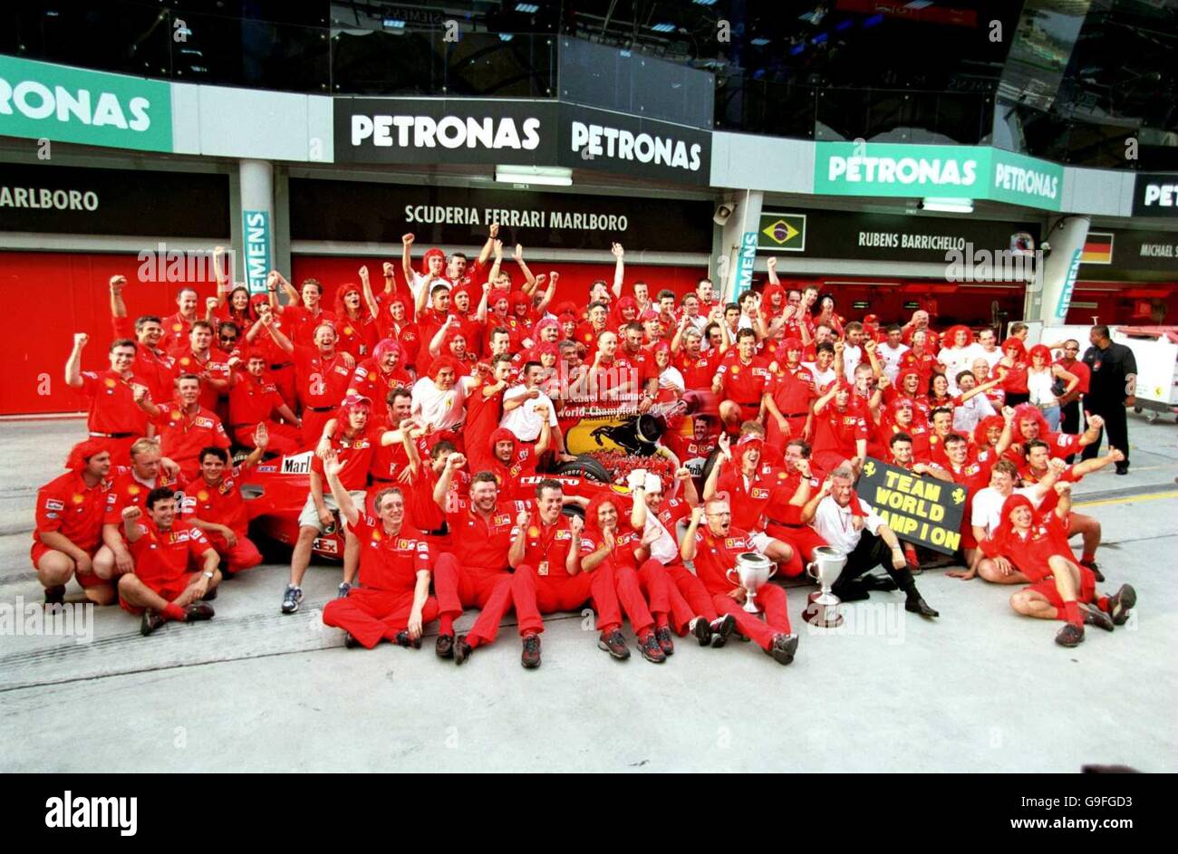 Course automobile Formula One - Grand Prix de Malaisie.L'équipe Ferrari célèbre la victoire des championnats pilotes et constructeurs en 2000 Banque D'Images