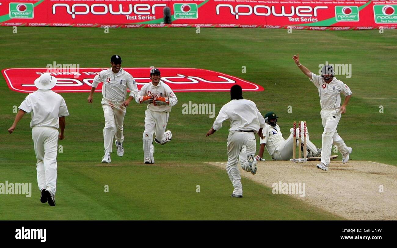 Le capitaine du Pakistan Inzamam-ul-Haq (deuxième à droite) est abattu sur le terrain après avoir frappé son propre cricket alors que les joueurs d'Angleterre célèbrent avec le joueur de football Bowler Monty Panesar lors du troisième jour du troisième match de npower Test à Headingley, Leeds. Banque D'Images