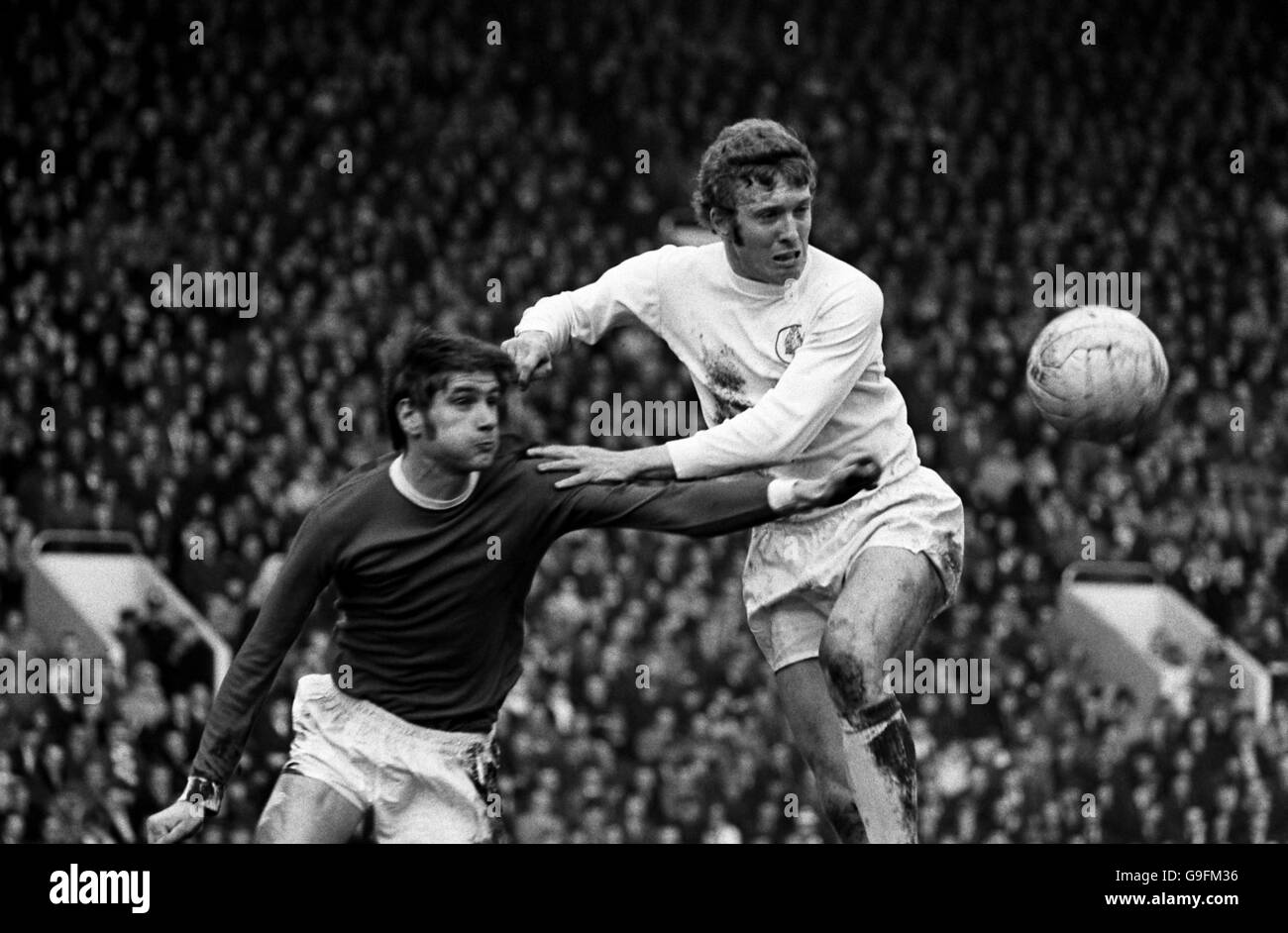 Football - FA Cup - demi-finale - Leeds United / Manchester United.Paul Edwards de Manchester United (l) lutte contre Mick Jones de Leeds United (r) Banque D'Images