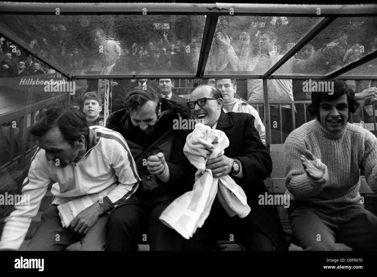 L'entraîneur de Leeds United les Cocker (l), le Manager Don Revie (second l) et Mick Bates (r) célèbrent leur victoire 3-0 lors du coup d'alerte final Banque D'Images