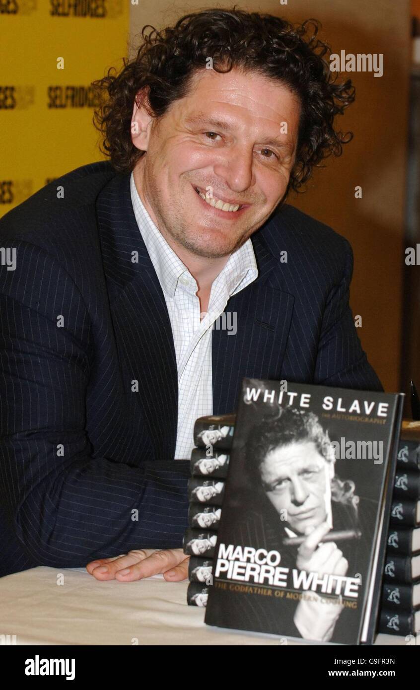 Le chef Marco Pierre White lors de la signature de son autobiographie « White Slave » à Selfridges, Londres. APPUYEZ SUR ASSOCIATION photo. Date de la photo: Mercredi 23 2006 août. Voir l'histoire des PA. Le crédit photo devrait être Fiona Hanson/PA Banque D'Images