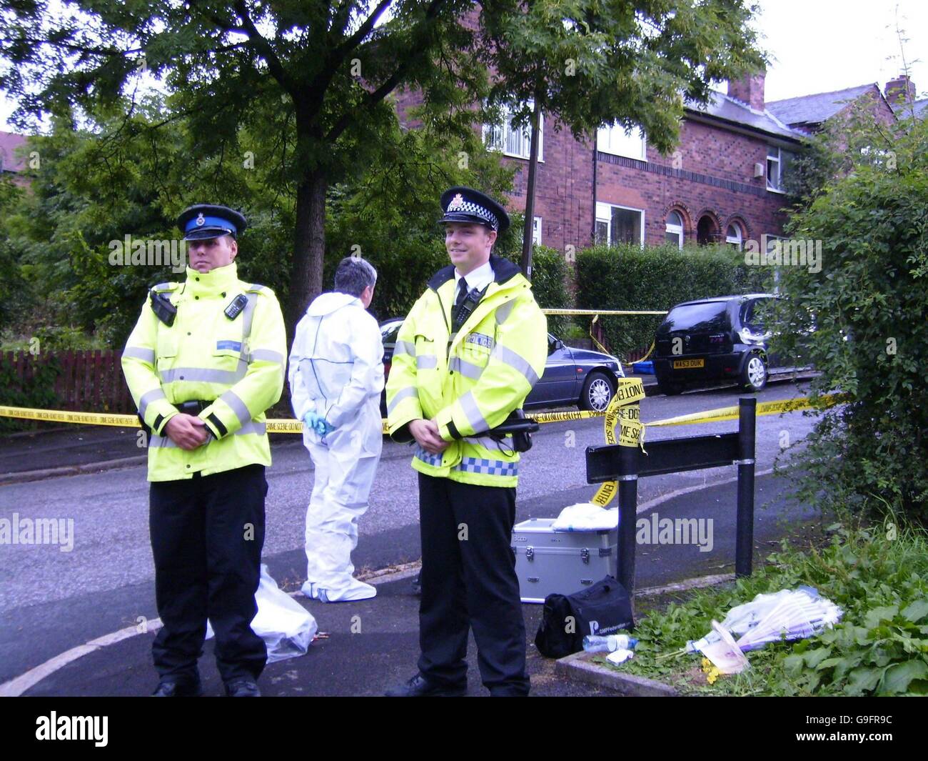 Monter la garde de la Police à Rothesay road, Oldham où Lisa Bamford, 32 ans, a été poignardé dans le cou à la suite d'un prétendu conflit avec une femme qui aurait omis d'inviter sa fille, Lauren rond jusqu'à la chambre à jouer. Banque D'Images