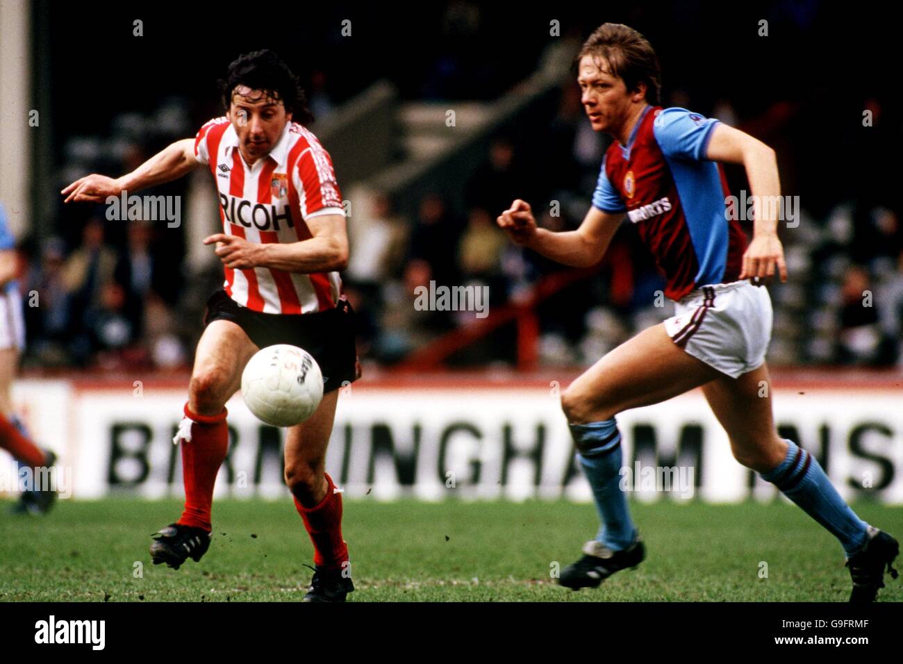 Mickey Thomas de Stoke City (l) s'éloigne de la Villa Aston Alan Curbishley (r) Banque D'Images