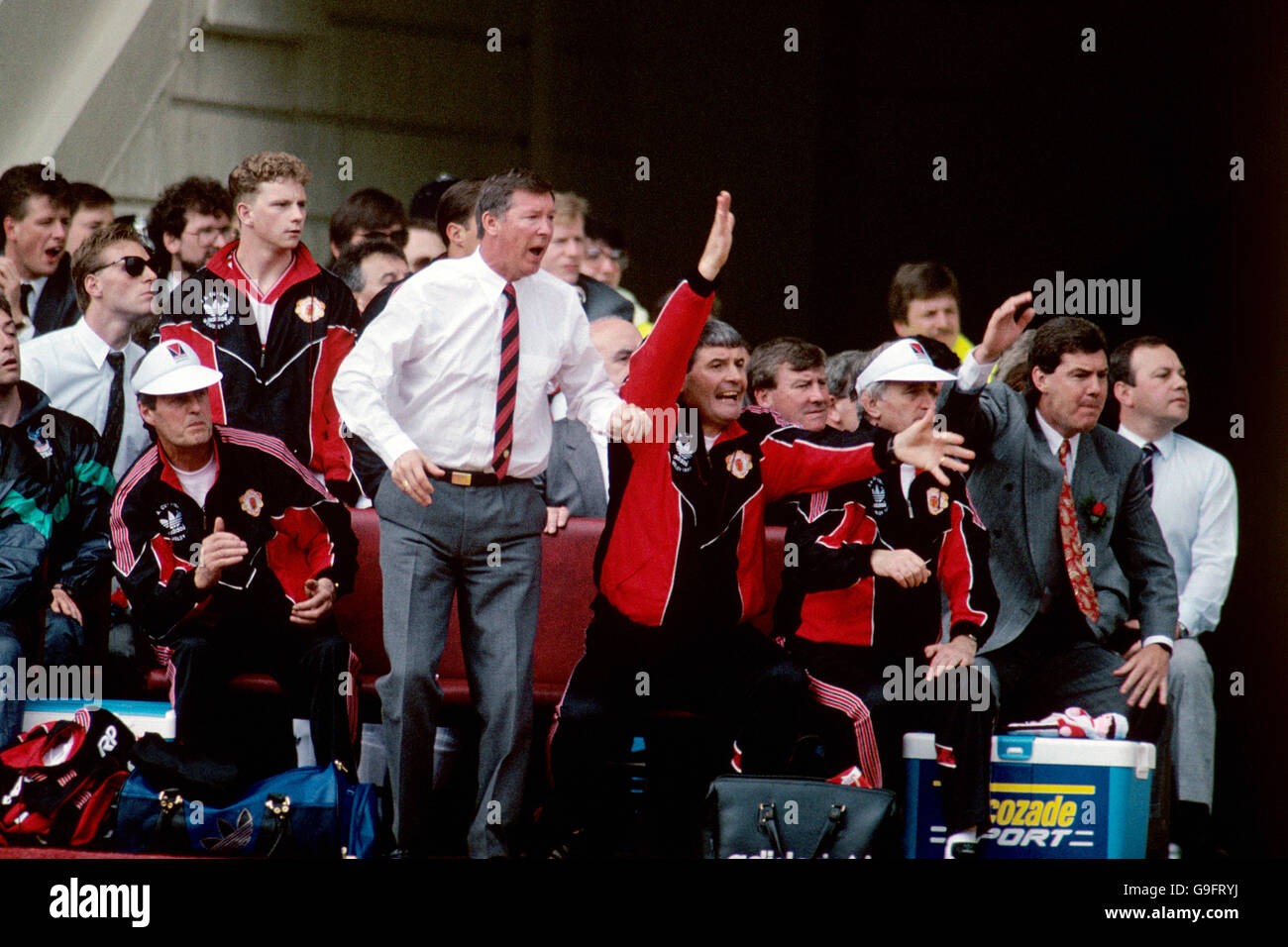 Football - finale de la coupe FA 1990 - Manchester United contre Crystal Palace.Alex Ferguson (l), directeur de Manchester United, et son assistant Archie KNOX sautent à leurs pieds Banque D'Images