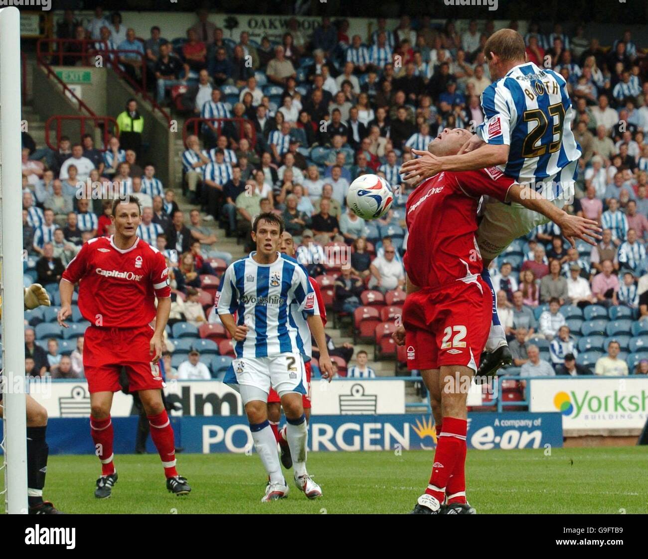 Andy Booth de Huddersfield (à droite) dirige le ballon, pour le faire sauver par Paul Smith de Nottingham Forest pendant le match de la Coca-Cola League One au stade de Galpharm, Huddersfield. Banque D'Images