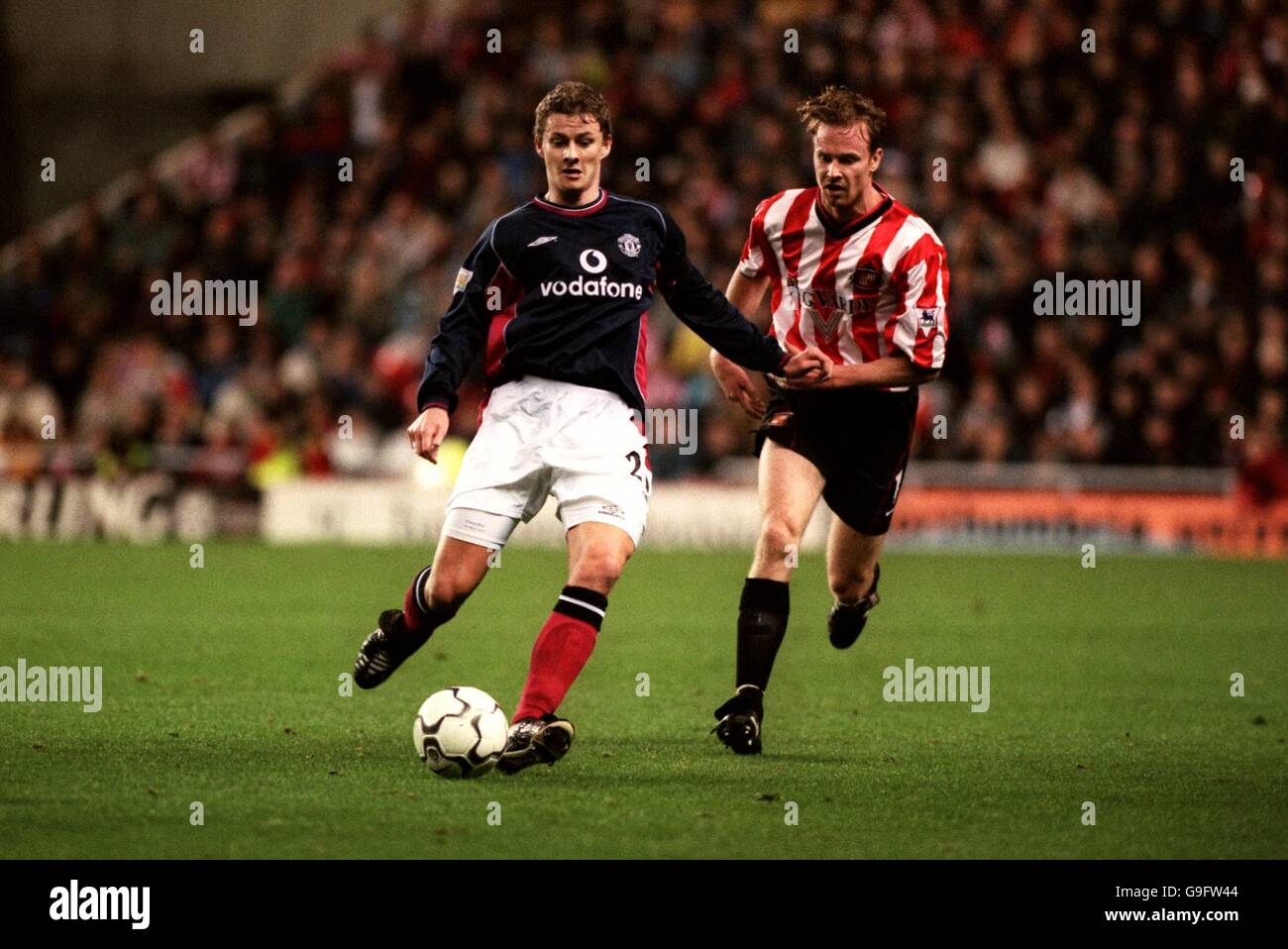 Football - Worthington Cup - quatrième tour - Sunderland / Manchester United.Ole Gunnar Solskjaer de Manchester United (l) part avec le ballon de Jody Craddock de Sunderland (r) Banque D'Images