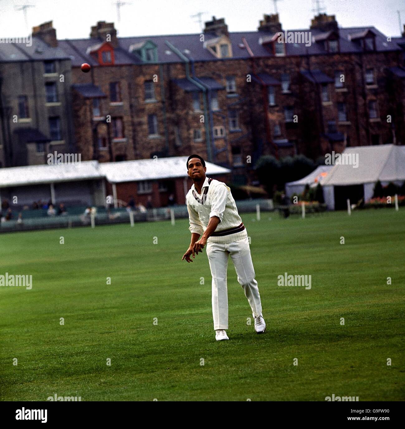 Cricket - Angleterre XI v reste du monde - Scarborough.Gary Sobers, la star des Indes occidentales, se réchauffe dans l'outfield Banque D'Images