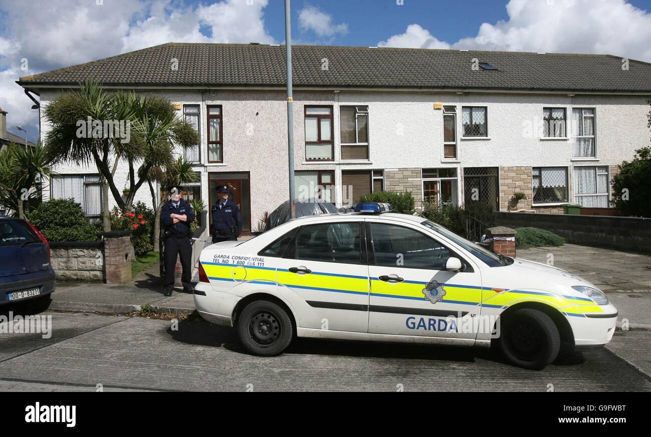 Garda à l'extérieur de la maison Clontarf d'un travailleur de banque de Dublin qui, avec sa famille, a été tenu en otage pendant la nuit avant d'être forcé de se retirer de sa succursale. APPUYEZ SUR ASSOCIATION photo. Date de la photo: Mardi 29 août 2006. Un gang a tenu en otage la famille d'un travailleur de banque masculin dans un champ avant de l'obliger à leur livrer de l'argent, a déclaré la police aujourd'hui. La famille de Clontarf, dans le nord de Dublin, a réussi à s'échapper et à alerter le gardai ce matin, qui a immédiatement lancé une chasse à l'homme pour les raiders et l'argent. Le montant de l'argent pris n'a pas été divulgué. Un porte-parole de Garda a déclaré: "Très bien après Banque D'Images