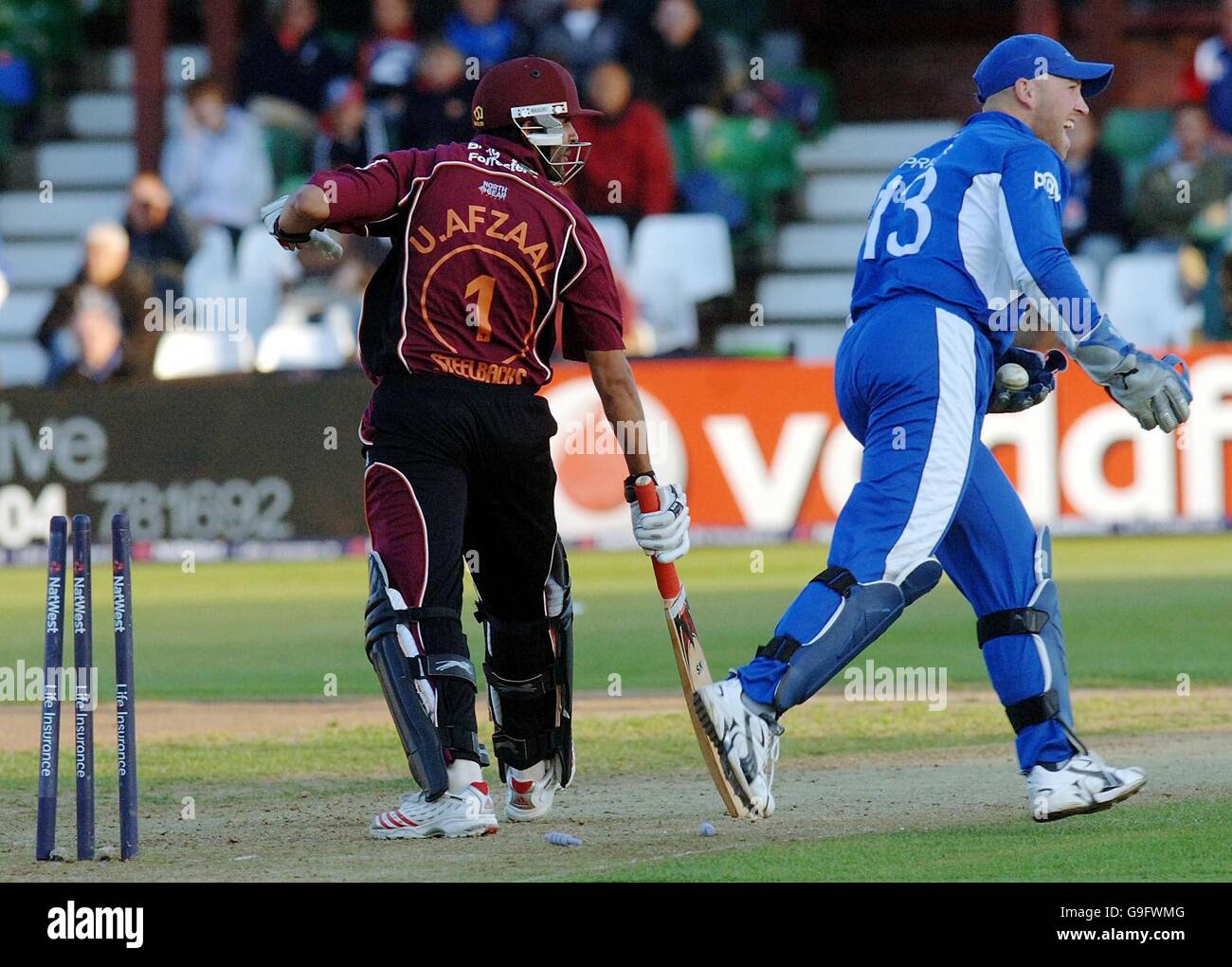 Usman Afzaal (L) de Northampton Steelbacks est trébuchement sur le bowling de Mushtaq Ahmed lors du match de la NatWest Pro40 League Division One au terrain de cricket du comté de Wantage Road, Northampton. Banque D'Images