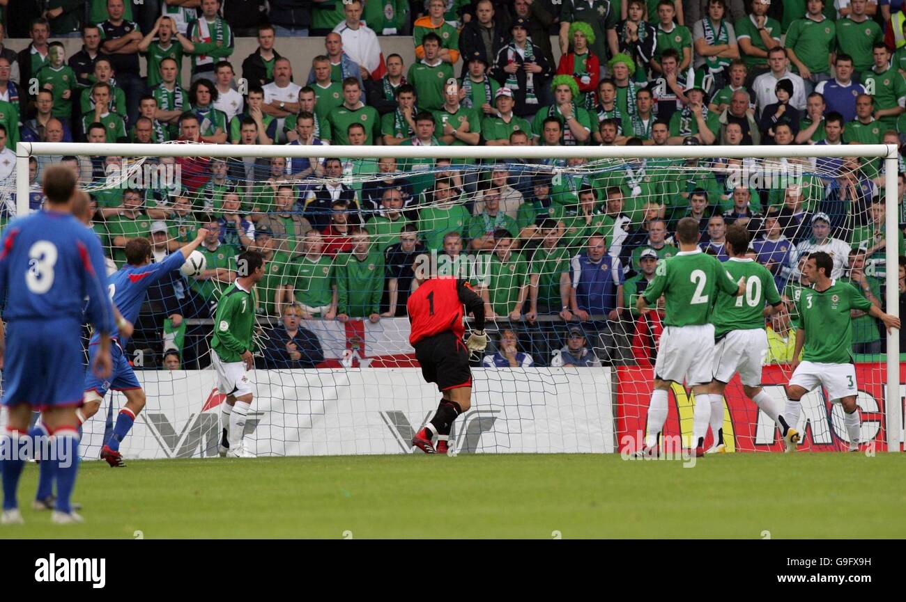 Hermann Hreidarsson, de l'Islande, marque son deuxième but lors du match de qualification du Championnat d'Europe contre l'Irlande du Nord à Windsor Park, Belfast. Banque D'Images
