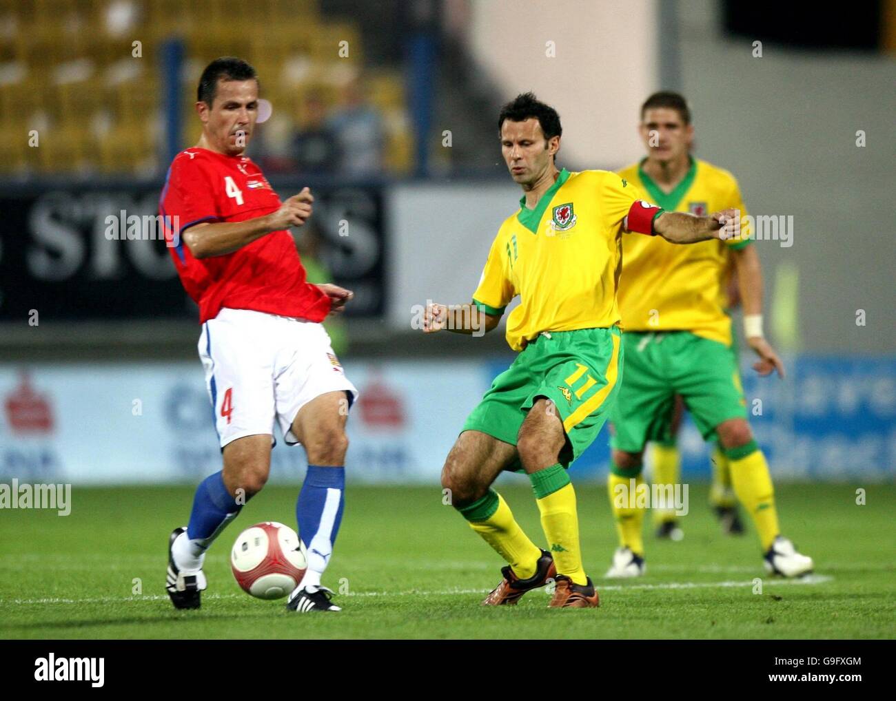 Ryan Giggs du pays de Galles en action contre Tomas Galasek (L) de la République tchèque lors du match de qualification au championnat d'Europe au stade Stadhov, Prague, République tchèque. Banque D'Images