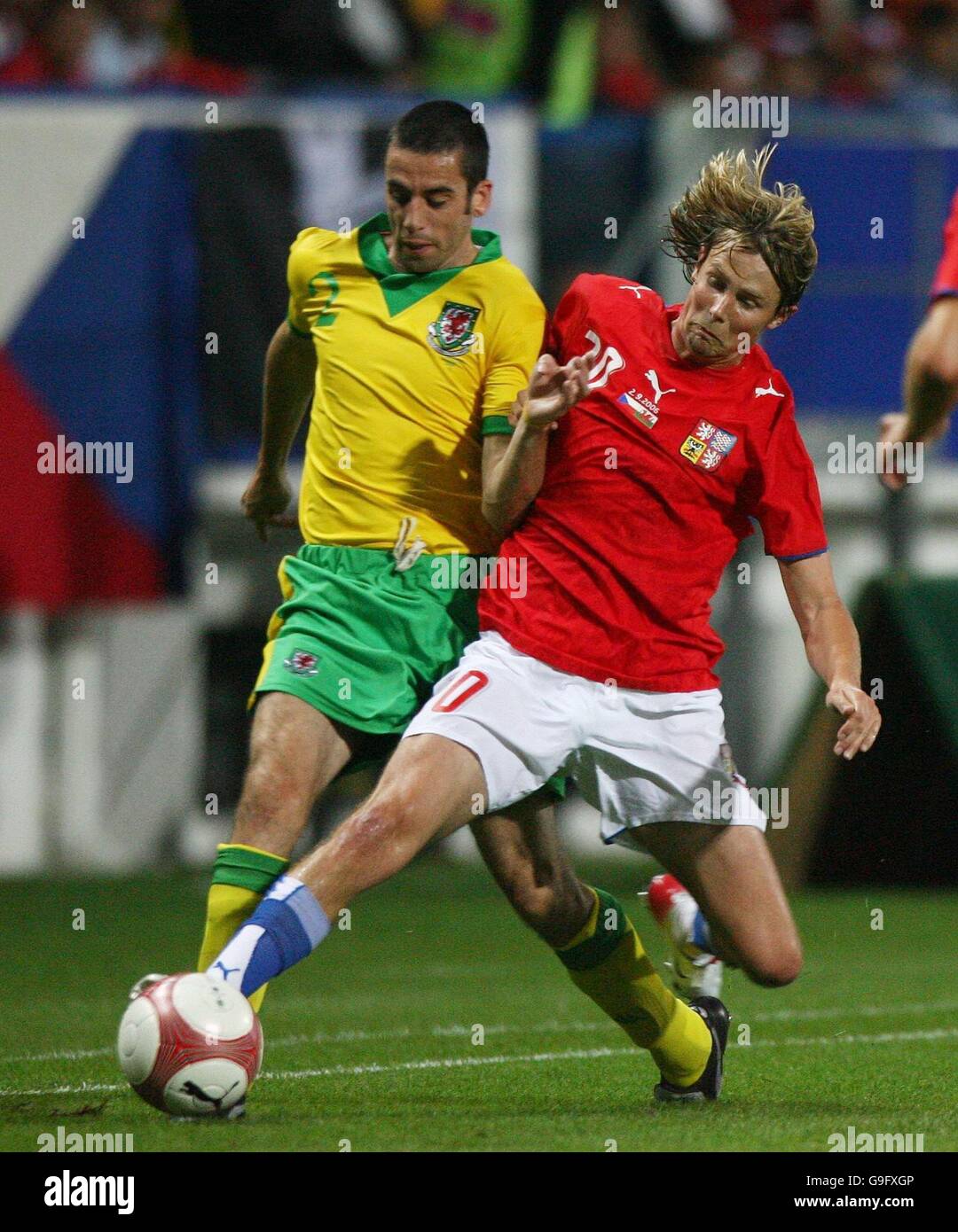 Mark Delaney, le pays de Galles, a relevé le défi de Jaroslav Plasil (R) en République tchèque lors du match de qualification au championnat d'Europe au stade Stadhov, à Prague, en République tchèque. Banque D'Images