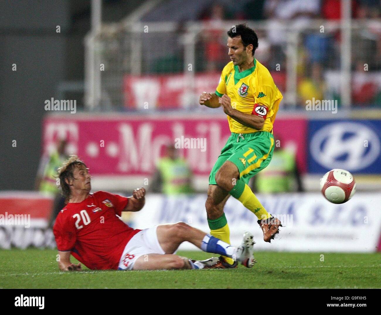 Ryan Giggs (R) du pays de Galles est attaqué par Jaroslav Plasil de la République tchèque lors du match de qualification au championnat d'Europe au stade Stadhov, à Prague, en République tchèque. Banque D'Images