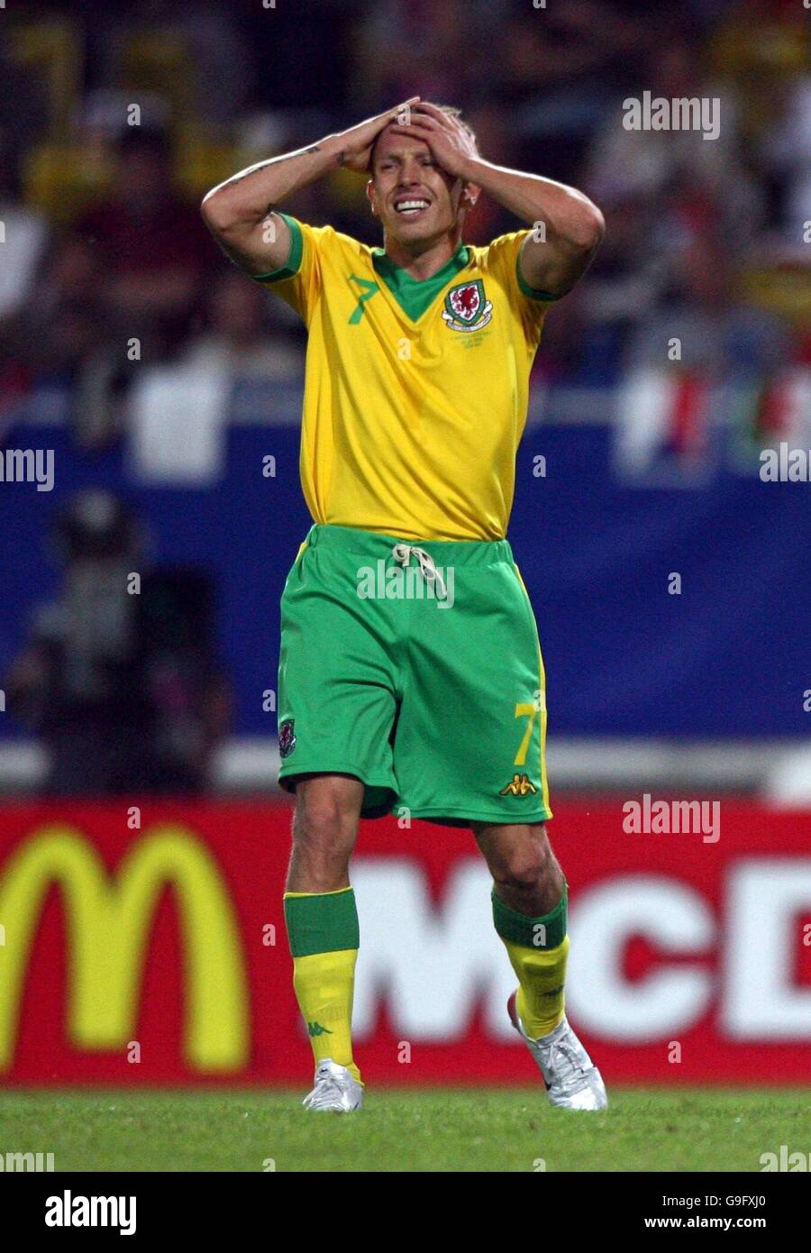 Craig Bellamy, du pays de Galles, montre sa déjection après une chance manquée contre la République tchèque lors du match de qualification au championnat d'Europe au stade Stadhov, à Prague, en République tchèque. Banque D'Images